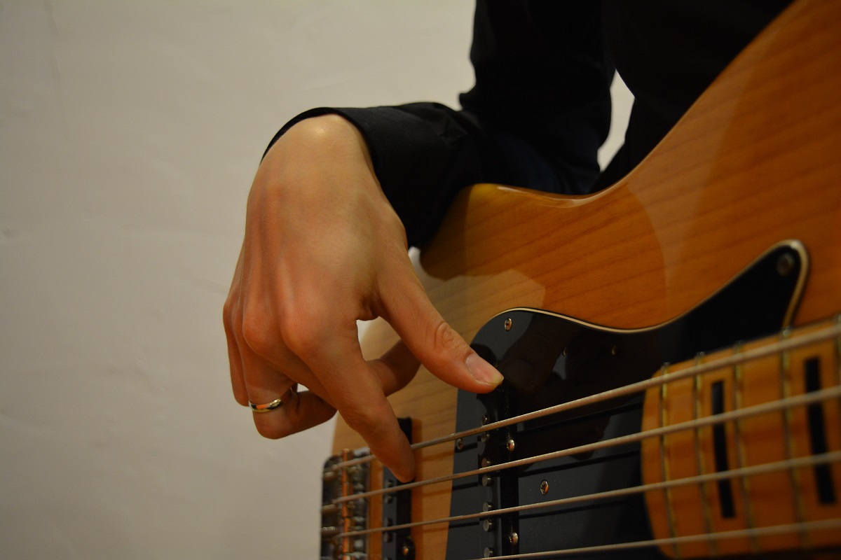 постановка рук на бас гитаре
