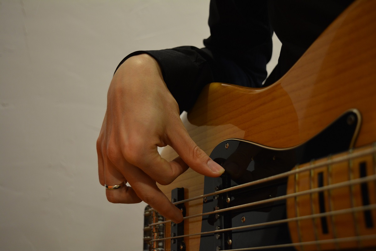 постановка рук на бас гитаре