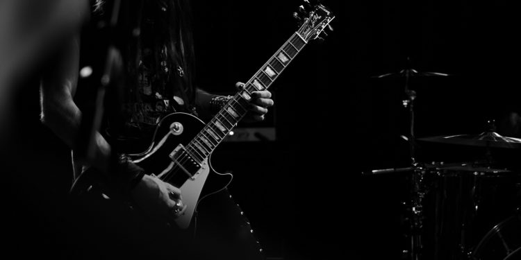 Гитарист на черном фоне