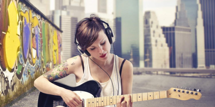 девушка гитара наушники