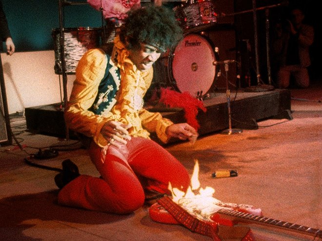 Джими Хендрикс сжигает гитару