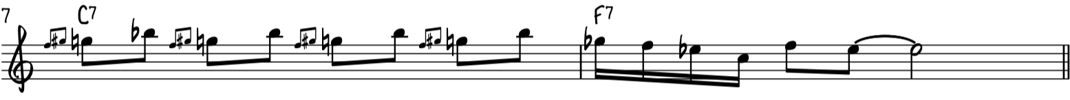 Легкий блюзовый фортепианный рифф использует блюзовые слайды и звучит в блюзовой гамме.