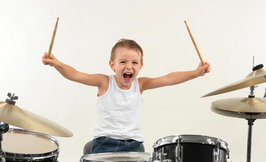 Почему детям полезно играть на барабанах