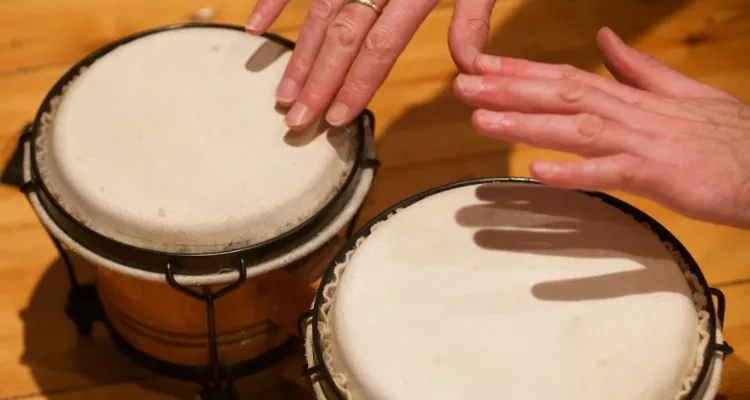 Как играть на бонго: 11 паттернов для начинающих (с нотами)